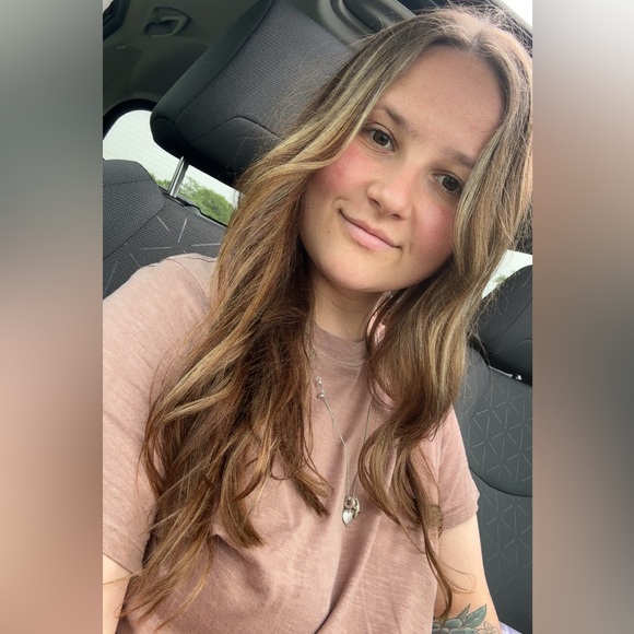 Meet your Posher, Sara 🌷 - Picture 2 of 3